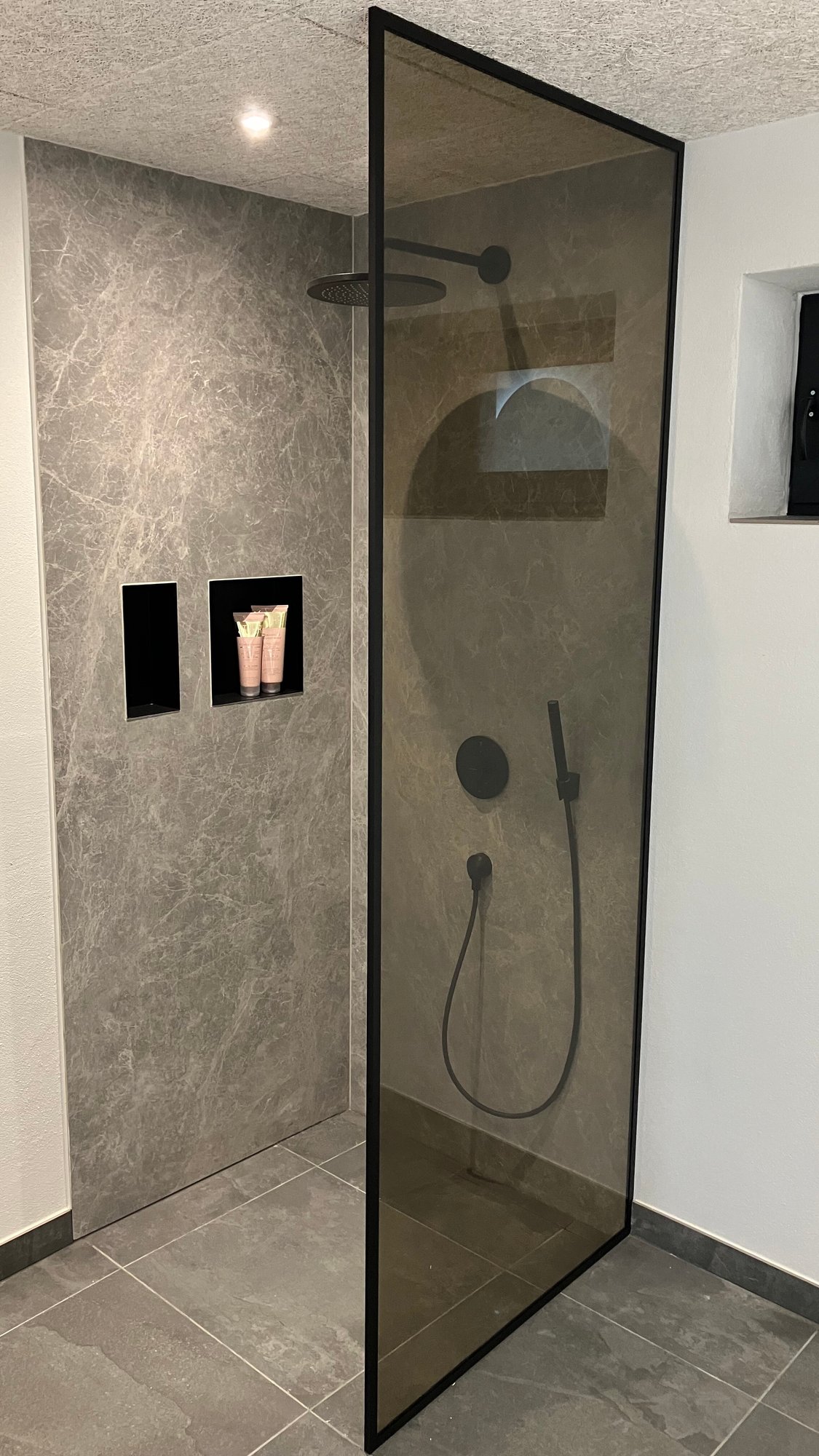 Brusevæg med matsort ramme og Bronze glas. 2