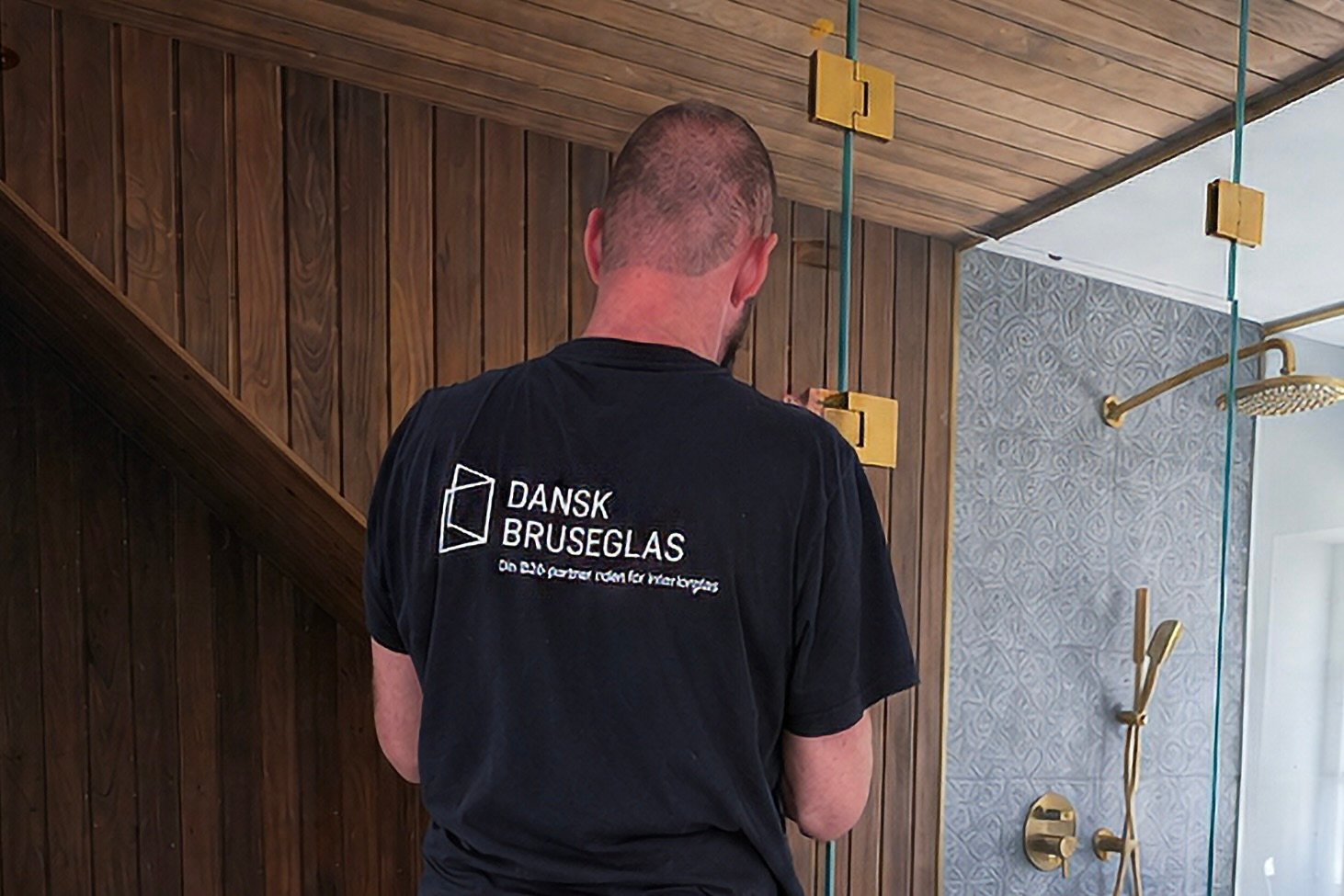 Montering - bruseglas fra start til slut Montering - bruseglas fra start til slut