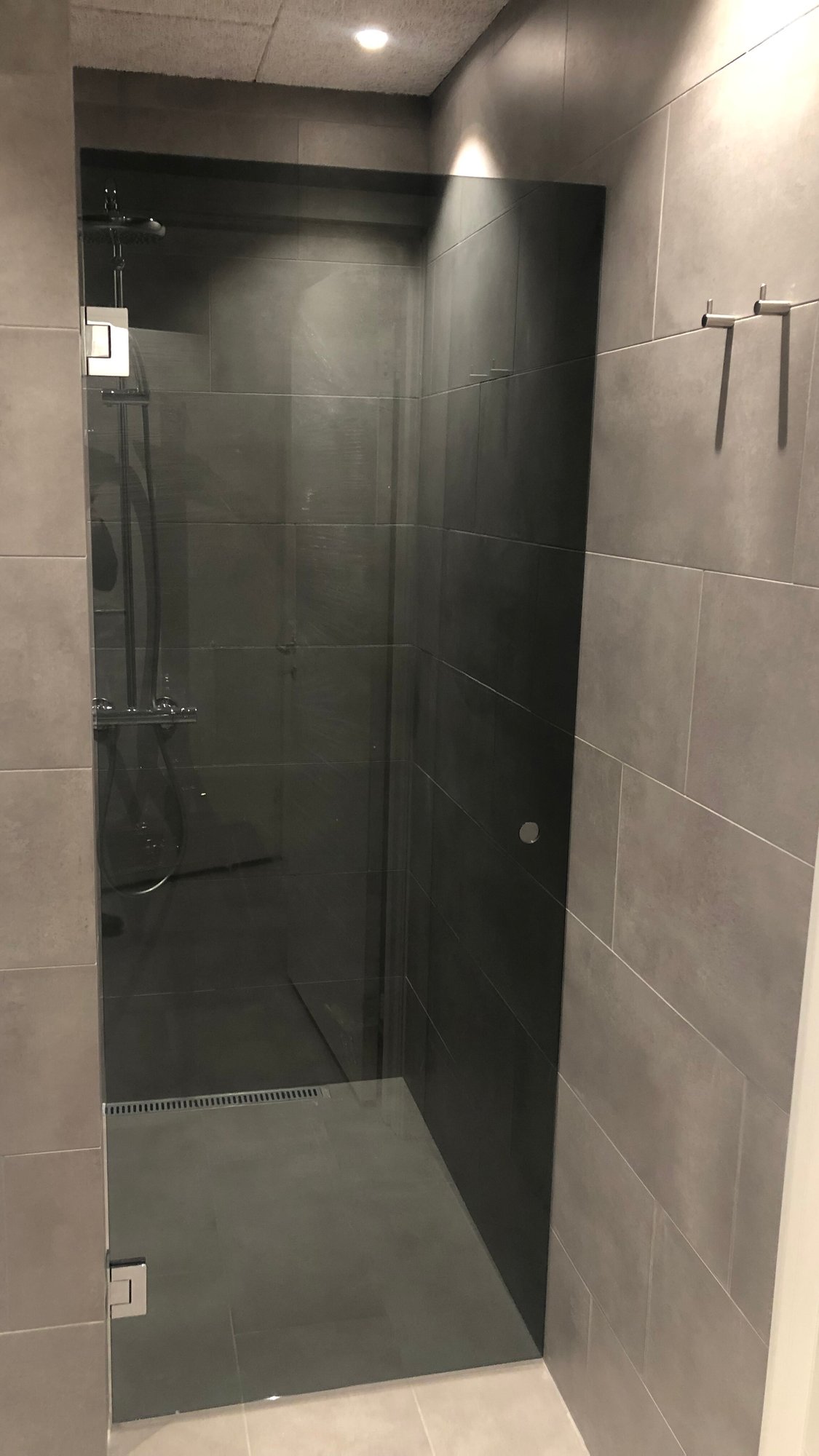 Niche model 1 - 8 mm gråt glas med krom beslag-kopi 2